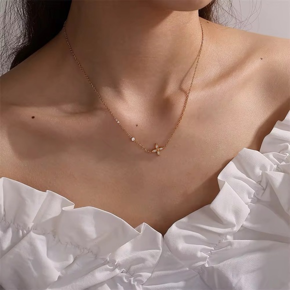 18K Gold Plated Cubic Zirconia Flower Necklace - Picture 3 of 9